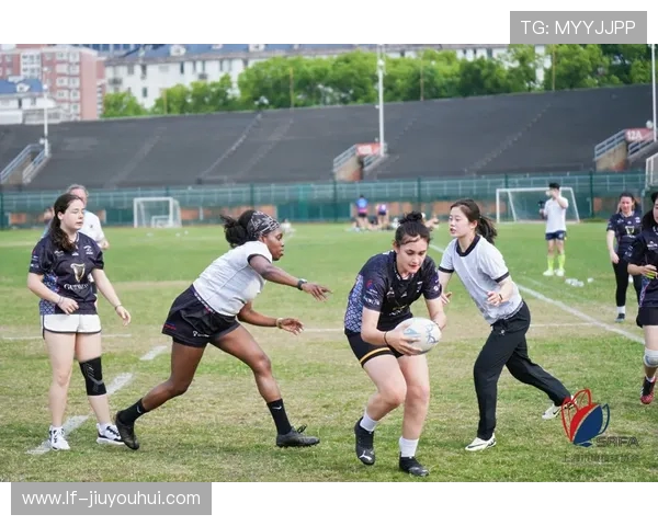 足球界温情瞬间：球员们在赛场内外展现无私关爱与真挚友谊